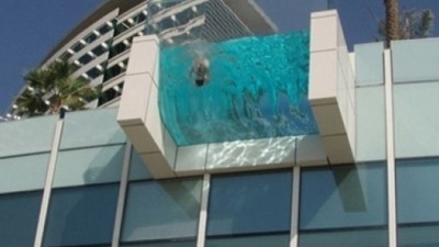 무서운 풀장 “투명 아크릴…저거 깨지면?”