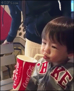빨대를 처음 써보는 아이